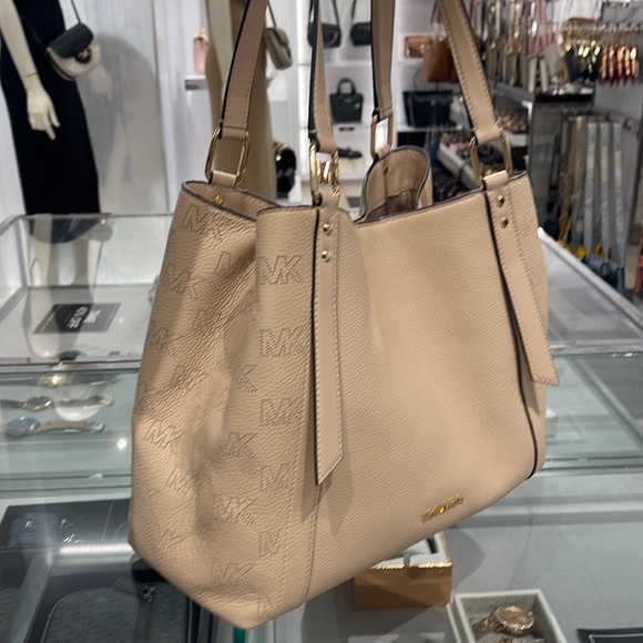 MICHAEL KORS ARLO LARGE GRAB BAG SHOULDER TOTE MK LEATHER GOLD~2 BAGS IN 1
Buff - Picture 7 of 16
